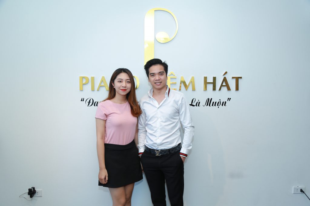Hot girl nổi tiếng check in Piano đệm hát cùng Giám đốc Trung tâm, thầy Phạm Tiến Lục.