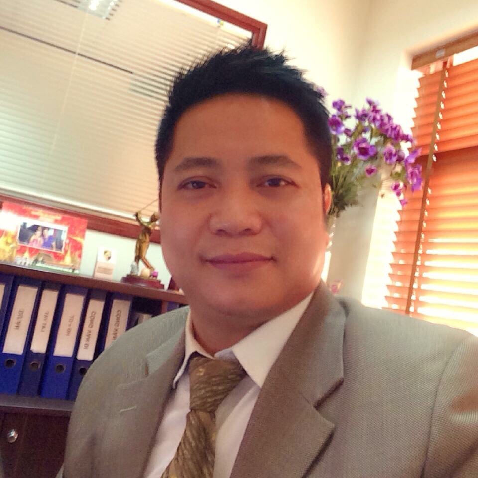 Chủ tịch Hawaco Group, ông Nguyễn Mạnh Dũng, học viên Trung tâm Piano đệm hát.