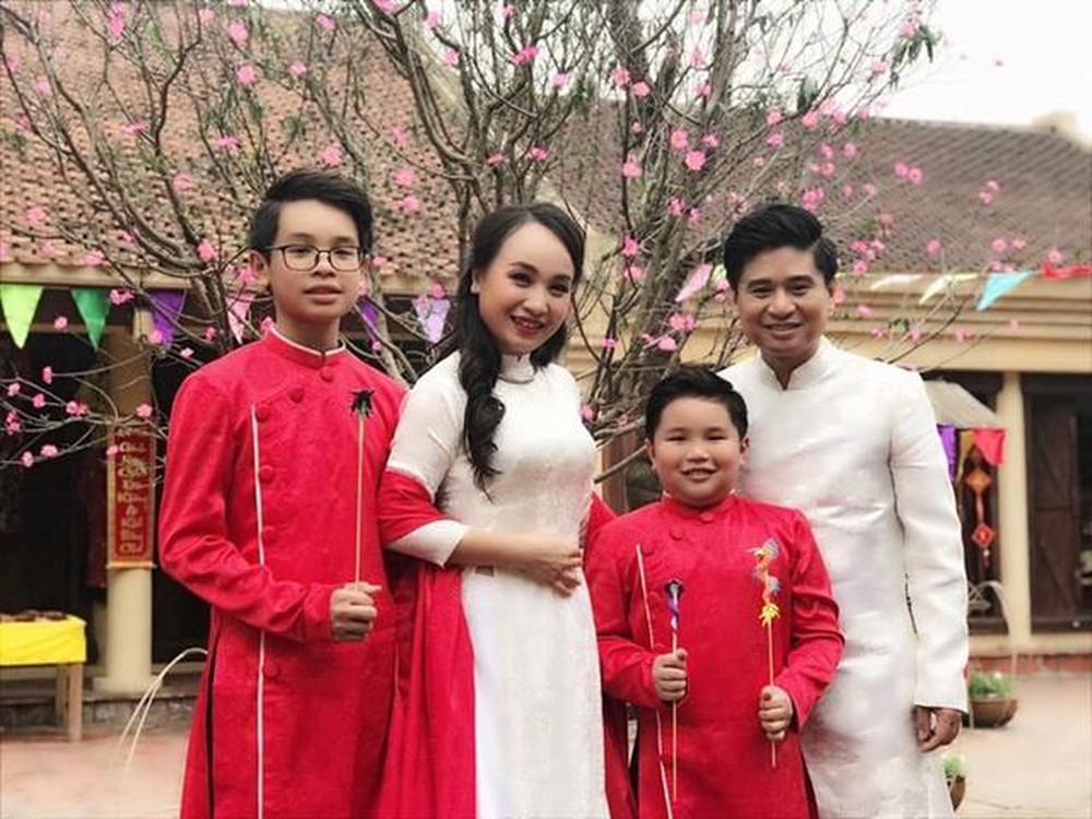 Gia đình ca sĩ Tuấn Minh - Thu Huyền cùng hai cậu con trai trong ngày đầu năm mới.