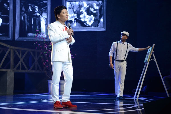 Nam ca sĩ Tấn Minh trong chương trình Giai điệu tự hào với ca khúc "Gửi người em gái miền Nam".