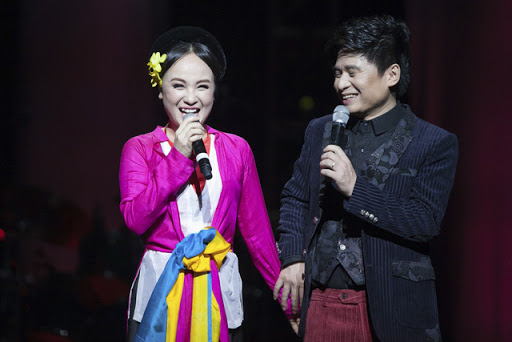 Hai vợ Chồng Tấn Minh và Thu Huyền cùng nhau song ca trong một chương trình ca nhạc.