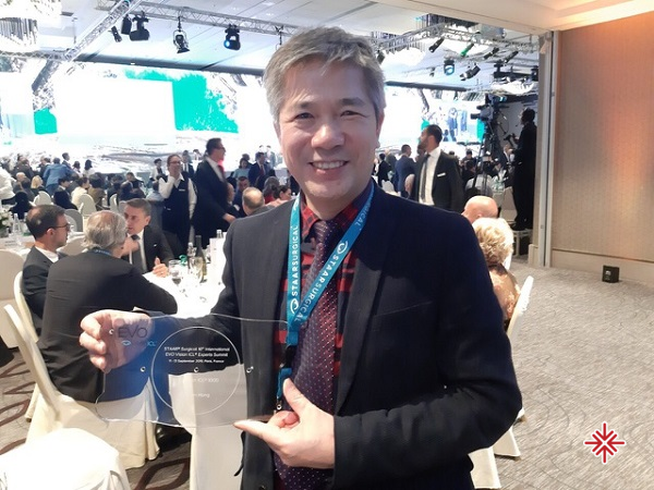 Bác sĩ Bùi Tiến Hùng vinh dự 4 lần nhận giải AWARD 1000 – giải thưởng được trao tặng trong Hội nghị chuyên gia phẫu thuật Phakic ICL quốc tế tổ chức tại Paris – Pháp. 
