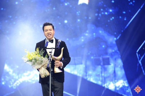 NSƯT Đăng Dương nhận giải Âm nhạc Cống hiến ở hạng mục “Chương trình của năm” cho liveshow “Mặt trời của tôi”.