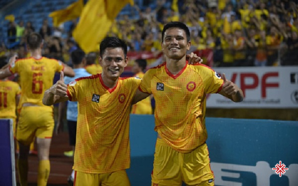 Đội trưởng Đình Tùng (bên trái) và Lê Văn Thắng là anh em kết nghĩa đồng thời còn là cặp đôi 'sát thủ số một' của Thanh Hóa FC. 
