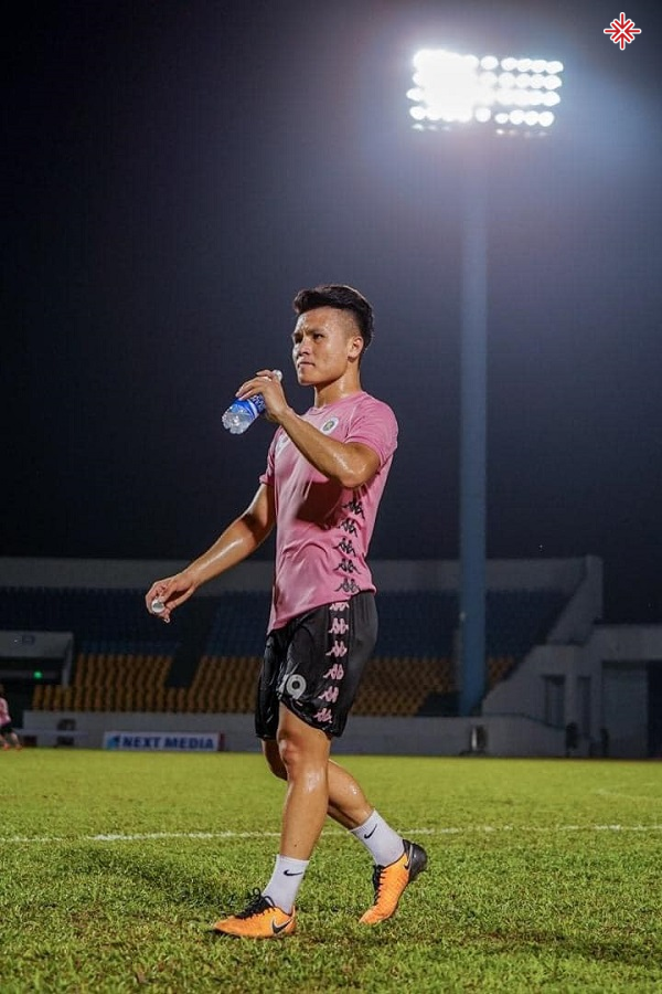 Với những thành tích ấn tượng tại giải trẻ, Quang Hải chính thức ghi tên mình vào sân chơi V-League.