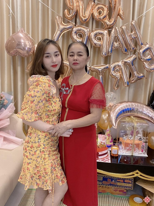 CEO Hồ Bích Ngọc có ‘mẹ’ là người bạn vong niên thân thiết luôn sát cánh bên cô.