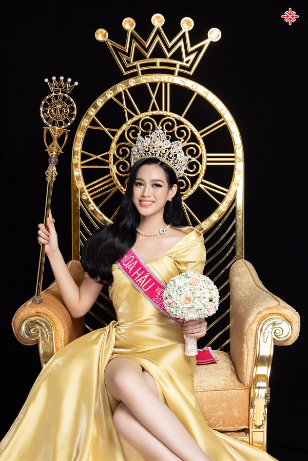 Vượt qua 34 thí sinh trong đêm chung kết, Đỗ Thị Hà (SBD 245) cuối cùng đã đăng quang danh hiệu Hoa hậu Việt Nam 2020. 
