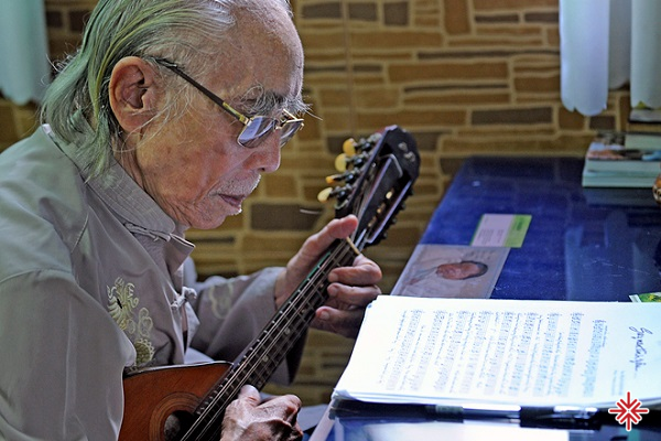 Khi về già, tình yêu âm nhạc của ông vẫn luôn chảy trong tim.