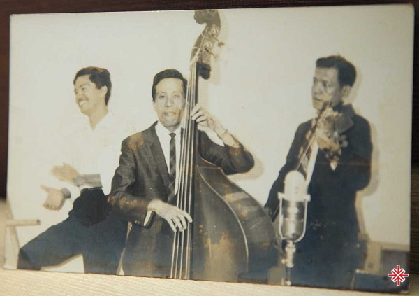 Sau năm 1975, nhạc sĩ Y Vân tham gia đoàn ca nhạc Hương Miền Nam (Y Vân ở giữa đang chơi đàn).