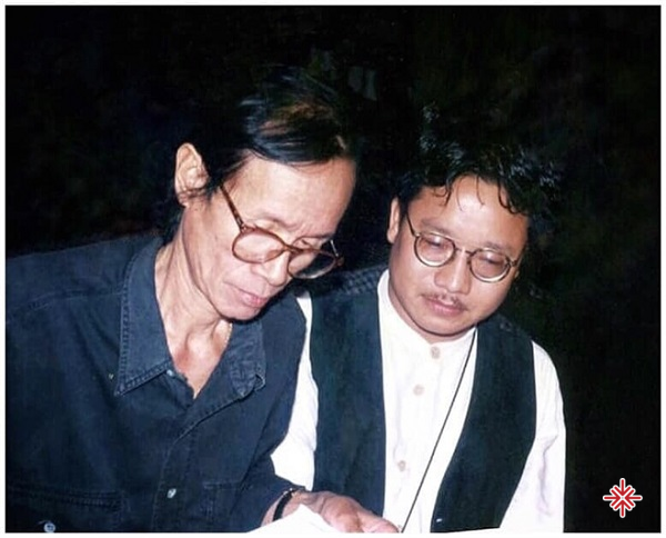 Nghệ sĩ Trần Mạnh Tuấn chụp ảnh kỷ niệm với nhạc sĩ Trịnh Công Sơn.