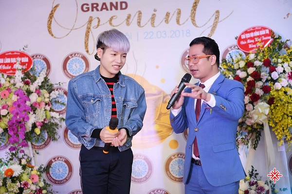 MC Phạm Hồng Phong giao lưu cùng ca sĩ Đức Phúc tại chương trình S-Cafe Grand Opening  (Nguồn ảnh: Facebook nhân vật – Chủ Nhật, 24 Tháng 10, 2021, lúc 21:31). 