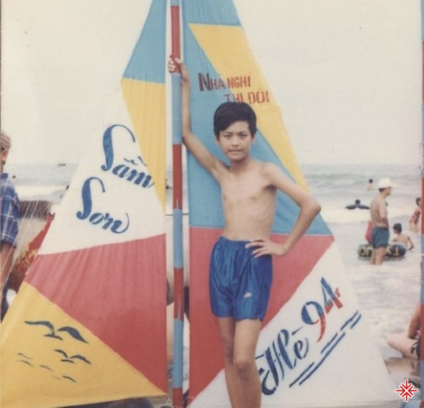 Tận năm 13 tuổi, ba mẹ mới cố gắng cho Phan Anh đi biển chơi lần đầu tiên. 