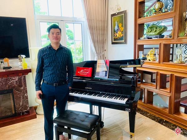Nhạc sĩ Phạm Trường được đào tạo bài bản tại Học viên Âm nhạc Quốc gia Việt Nam. Người đã kinh qua cả trăm nhạc phẩm lớn nhỏ với đa dạng chủ đề.