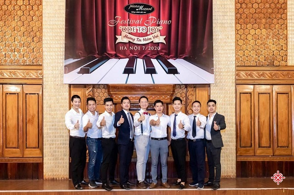 Nhạc sĩ Phạm Trường (người thứ 4 - từ trái qua phải) trong sự kiện Festival Piano Tháng 12, 2020.