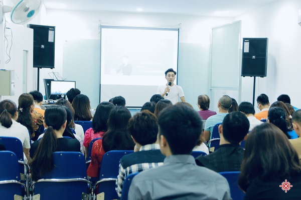 Nhà đào tạo, doanh nhân Ngô Hoàng Du (người cầm mic) trong một sự kiện ‘đào tạo thực chiến với kinh doanh trực tuyến’.