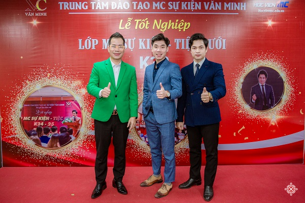 MC Thanh Phong (ở giữa) cùng hai MC gạo cội Phạm Hồng Phong(bên trái) và Nguyễn Văn Minh(bên phải) trong sự kiện lễ tốt nghiệp K32 - Trung tâm đào tạo MC sự kiện Văn Minh. 