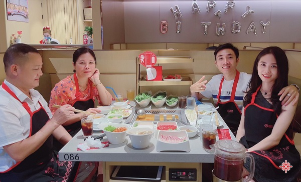 Nhà đào tạo, doanh nhân Ngô Hoàng Du (ảnh phải) cùng gia đình nhỏ, hạnh phúc to của mình.