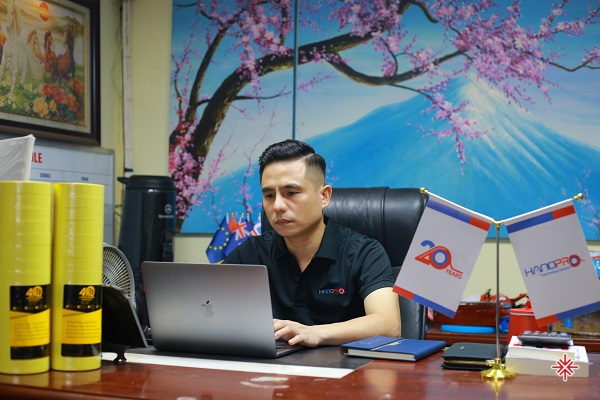 CEO Tạ Đức Sơn là người đã từng đảm đương khá nhiều vị trí như: cán bộ đơn hàng, QA, trợ lý giám đốc kỹ thuật, quản lý kho, xuất nhập khẩu và quản lý sản xuất. 
