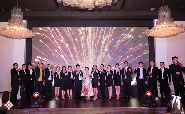 CEO Tâm Long (người thứ 9 - từ trái qua phải) cùng tập thể cán bộ, công nhân viên ITP Group trong một sự kiện.