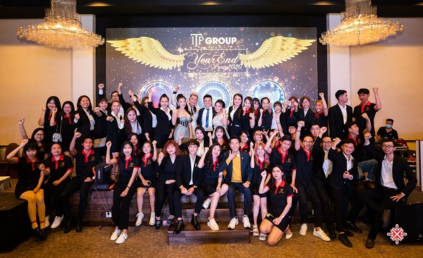 CEO Tâm Long (người đeo cà vạt) cùng tập thể cán bộ, công nhân viên ITP Group trong một sự kiện. (Nguồn ảnh: Facebook nhân vật – Thứ Năm, 27 Tháng 5,  lúc 20:38).