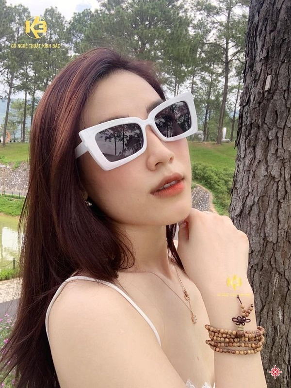 Hot girl Kiều Trang (Hime Trang) luôn mang trang sức Trầm hương cao cấp bên mình.
