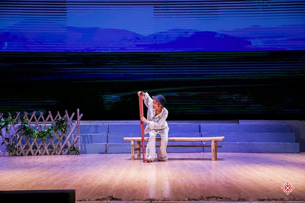 Thanh Xuân tỏa sáng trên sân khấu kịch.