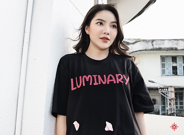 Founder Thy Huỳnh trẻ trung trong mẫu áo thun ấn tượng của Luminary.