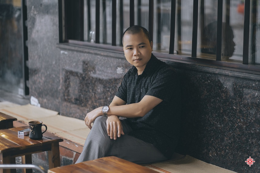 Tác giả Đặng Xuân Tới tốt nghiệp Cao đẳng Nghệ thuật Hà Nội, là một tác giả trẻ (tay ngang) tự học sáng tạo nội dung, xuất bản và truyền thông.