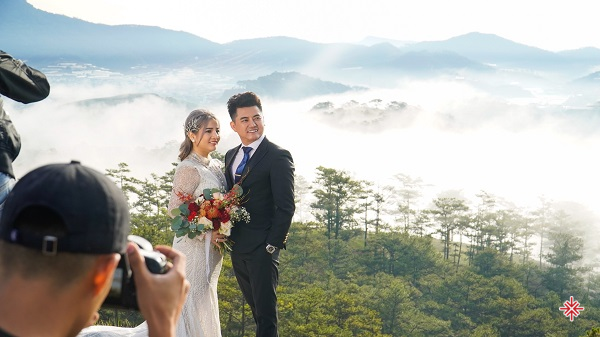 CEO Tâm Long và Sarah Nguyễn – cặp đôi lấy Thiên đường săn mây làm nền cho: 1 bản tình ca, của cả 2 ta!