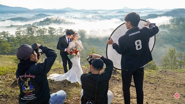 Cặp đôi CEO Tâm Long, Sarah Nguyễn và khoảnh khắc đầu tiên trong bộ ảnh cưới - tại Thiên đường săn mây Cầu Đất, Đà Lạt.