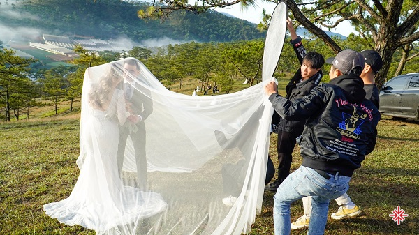 Ê kíp đang thực hiện bộ ảnh cưới để đời của cặp đôi CEO Tâm Long và Sarah Nguyễn.