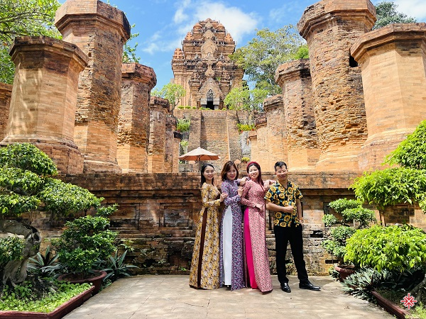 Các nữ sinh trường THPT Lê Quý Đôn năm nào, vẫn rạng rỡ với tà áo dài - tại Tháp Bà Ponagar (Thành phố Nha Trang, tỉnh Khánh Hòa).
