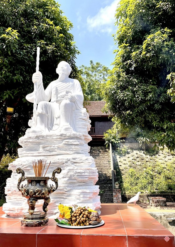 Tượng Việt Nam Y tổ - Hải Thượng Lãn Ông, được đặt chính giữa, trang trọng trong khuôn viên phòng khám Phúc Lâm Đường.