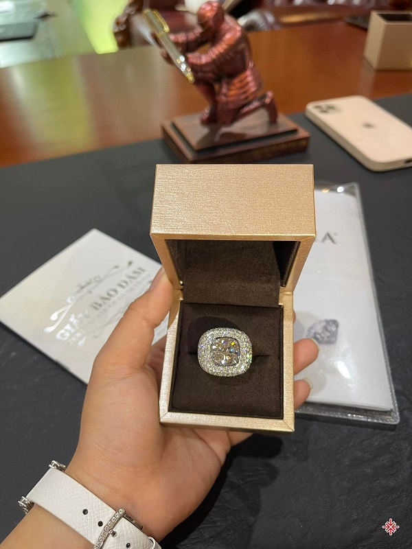 Chiếc nhẫn kim cương mà Sarah Nguyễn tặng “bạn trai doanh nhân” có giá bán (≈ 9 tỷ). (Nguồn ảnh: Facebook nhân vật – Thứ Ba, 22 Tháng 03, 2022, lúc 21:17).