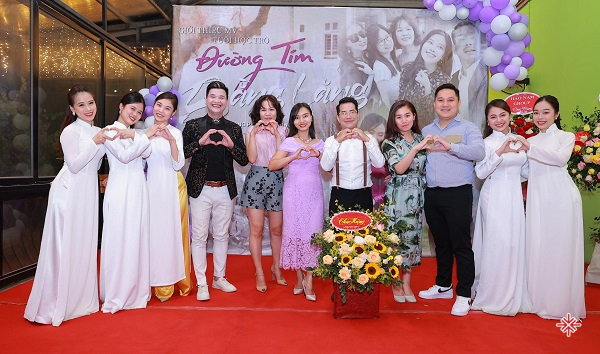 Đông đảo nghệ sỹ Hà Nội đến chúc mừng ra mắt MV Đường tím bằng lăng. 