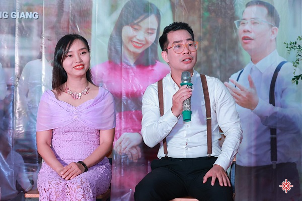 MC Phạm Hồng Phong cùng Hương Giang ăn ý khi trả lời câu hỏi của khán giả.