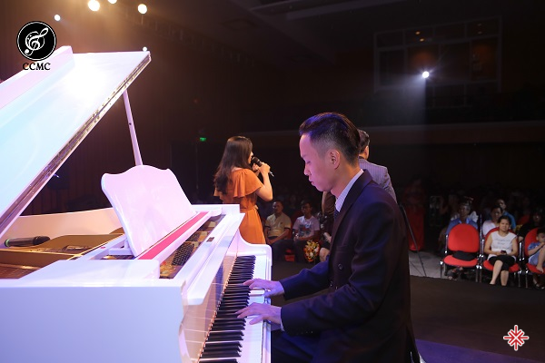  Nhạc sĩ Nguyễn Thiên Phúc may mắn được sinh thành, ảnh hưởng và thừa hưởng từ gia đình truyền thống yêu nghệ thuật, đó cũng là nền tảng để anh sớm hình thành phong cách âm nhạc cho bản thân. 
