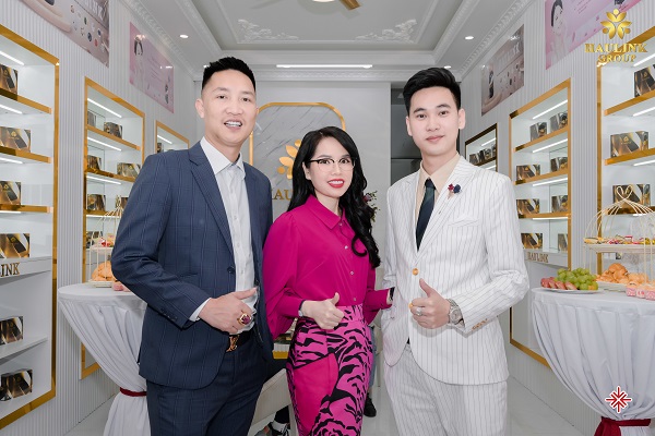 CEO Hoàng Quốc Hoàn (ảnh phải) lựa chọn ngành hàng dược mỹ phẩm này, như là cách để anh hòa vào dòng chảy tất yếu, cấp tiến của xã hội.  