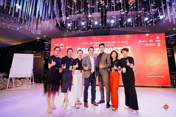 CEO Hoàng Quốc Hoàn (người thứ 5 - từ trái qua phải) có 9 năm kinh nghiệm kinh doanh (ngành làm đẹp), từ hair salon, cho đến phun xăm thẩm mỹ, thẩm mỹ viện, đào tạo học viên,...
