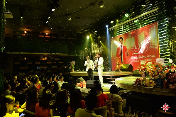 Ca sĩ Từ Như Tài (ảnh phải), MC Phạm Hồng Phong (ảnh trái) trình diễn nhạc phẩm Hạ Long biển nhớ của nhạc sĩ: Đỗ Hoà An.
