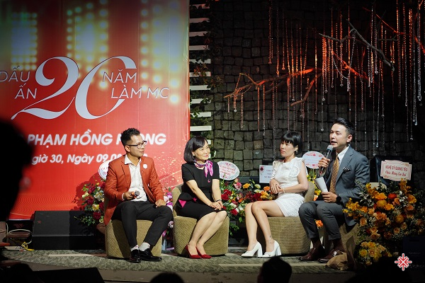 MC Phạm Hồng Phong (ảnh trái) trong phần talk show, ‘những câu hỏi xoáy’ từ MC Công Luật (ảnh phải).