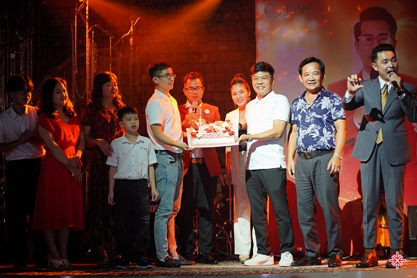 NSƯT Tiến Quang, nghệ sĩ Trung Ruồi, diễn viên KaMi, đạo diễn Mai Long cùng chung vui với MC Phạm Hồng Phong.
