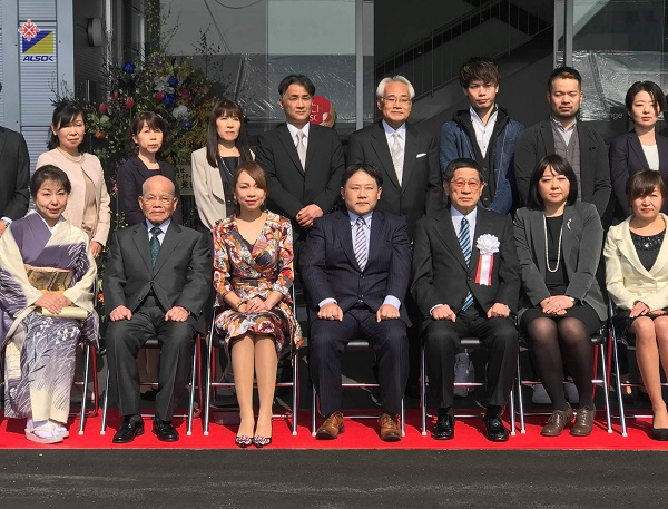CEO Vân Lê Japan (người ngồi thứ ba, từ trái qua phải) được cộng đồng dược, hóa, mỹ phẩm ghi nhận.