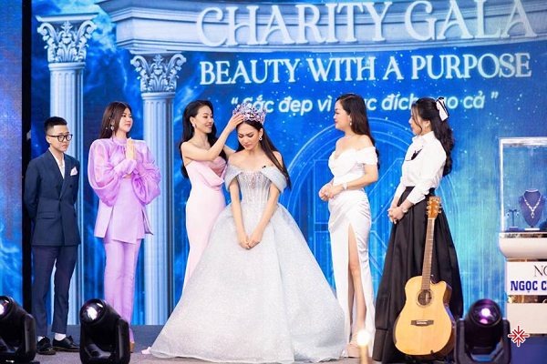 Tuy không thành công trong việc đấu giá vương miện Miss World 2022, nhưng Chủ tịch Lê Thị Xuân (Shynh Group) vẫn ủng hộ 20 triệu đồng vào quỹ từ thiện.