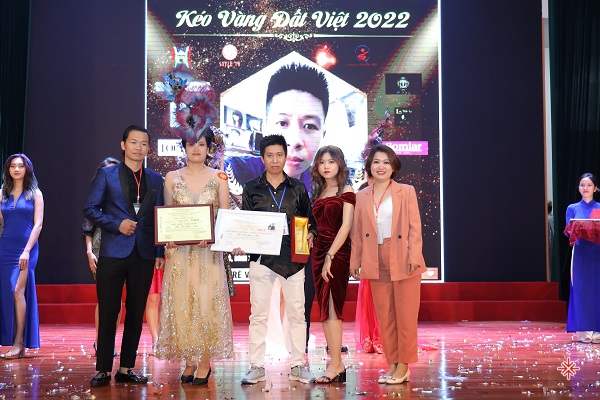Nhà tạo mẫu tóc Bùi Vũ Quốc Anh (áo sơ mi đen) đã dành được ngôi vị Quán quân (ngôi vị cao nhất) của cuộc thi Kéo vàng đất Việt - 2022.