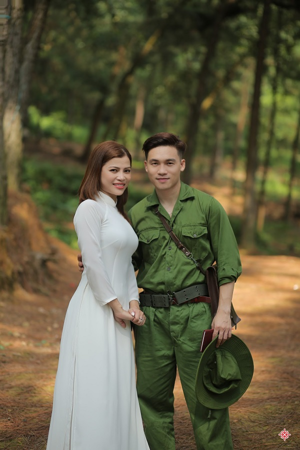 Cặp đôi ca sĩ Phan Hải Lý, Nguyễn Trọng Hải đã tái hiện chuyện tình đẹp, ngọt ngào, vui tươi và dung dị của cô gái thị thành đem lòng yêu chàng trai chinh chiến.