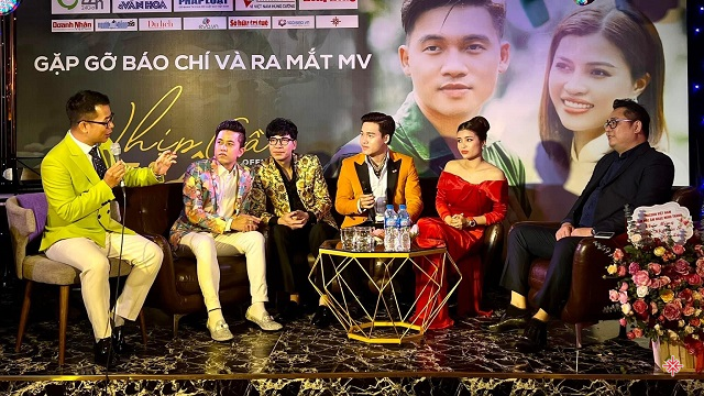 MC Phạm Hồng Phong, ca sĩ Mai Trần Lâm, ca sĩ Hồ Quang 8, ca sĩ Nguyễn Trọng Hải, ca sĩ Phan Hải Lý và bầu show Henry Nguyễn (từ trái qua phải).