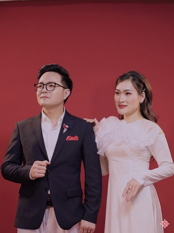 ‘Người hát tình ca’ Nguyễn Xuân Tuấn Dương và Á quân Sao mai 2017 Lê Nhung trong sản phẩm Mùa xuân bên cửa sổ.