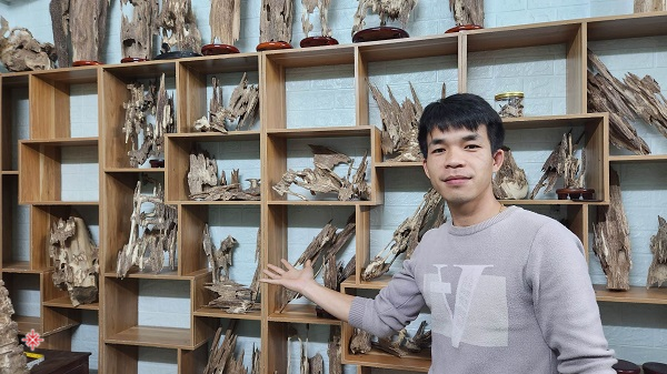 Anh Phạm Duy Khanh hào hứng khoe những sản phẩm Trầm hương thiên nhiên do mình chế tác.