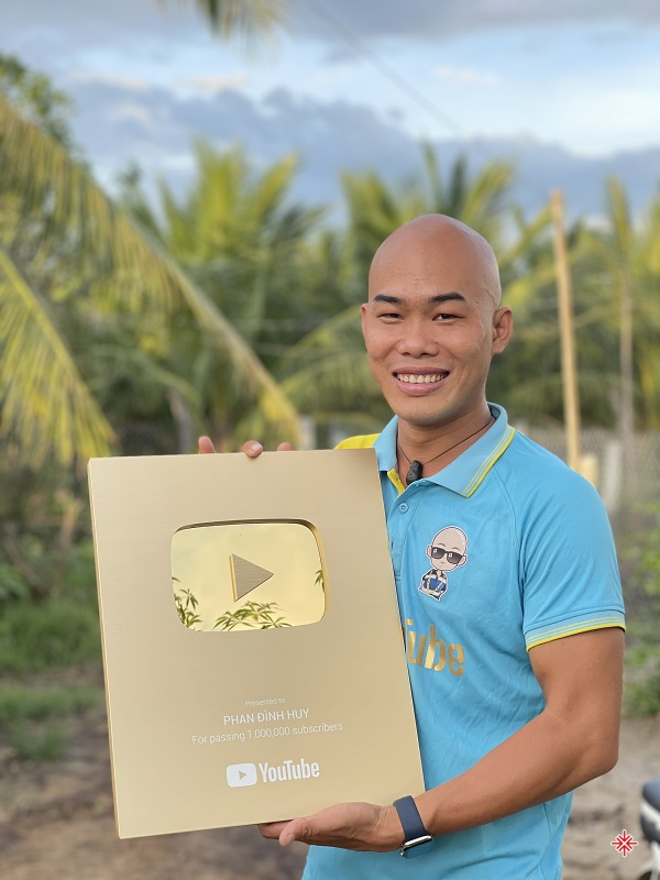 Kênh Cú đấm thép TV của YouTuber Phan Đình Huy đã cán mốc 1,5 triệu lượt subscribe.
